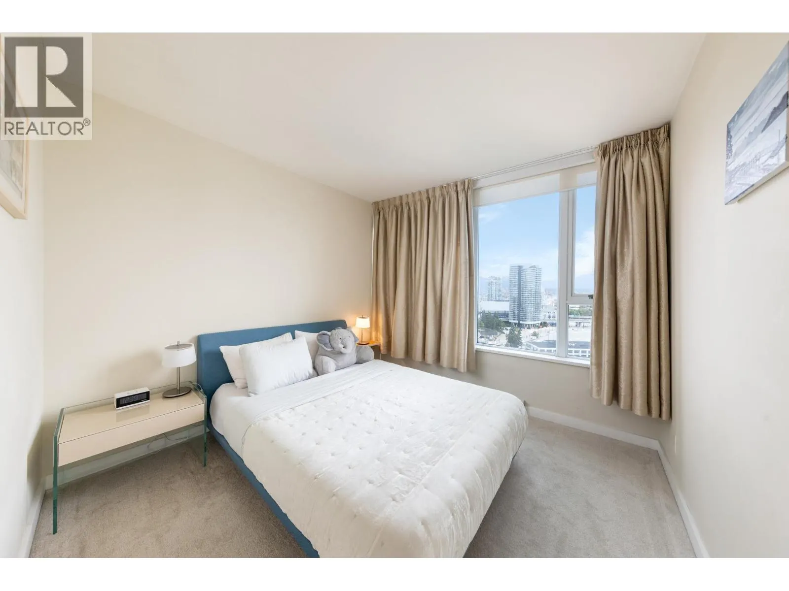 2501 8 SMITHE MEWS