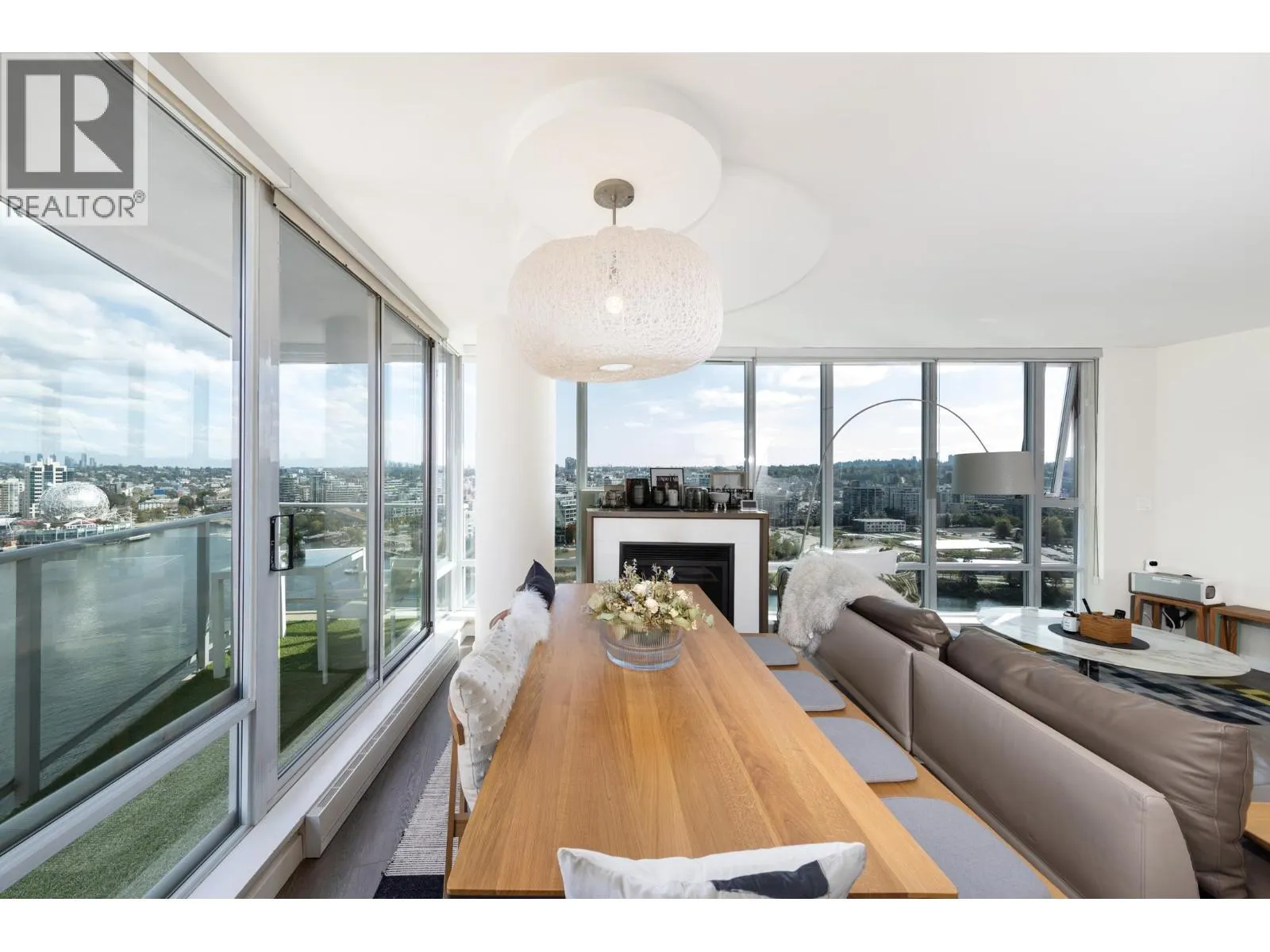 2501 8 SMITHE MEWS