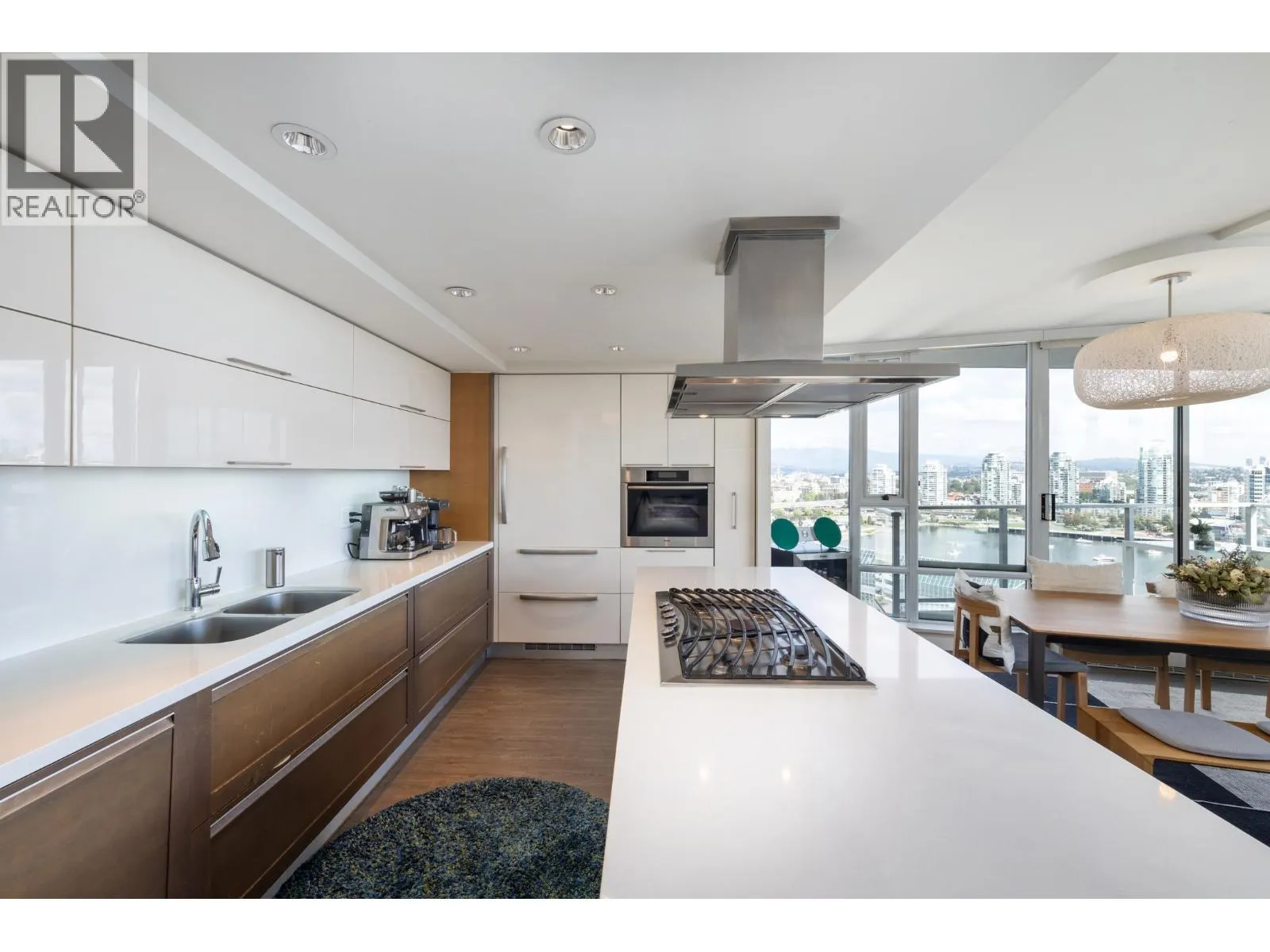 2501 8 SMITHE MEWS