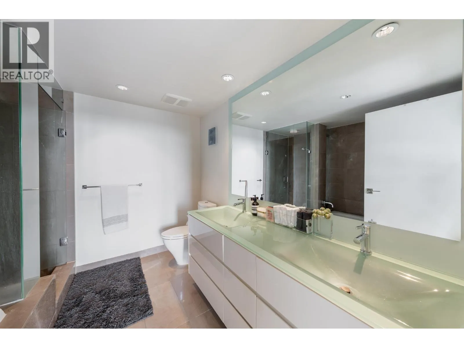 2501 8 SMITHE MEWS
