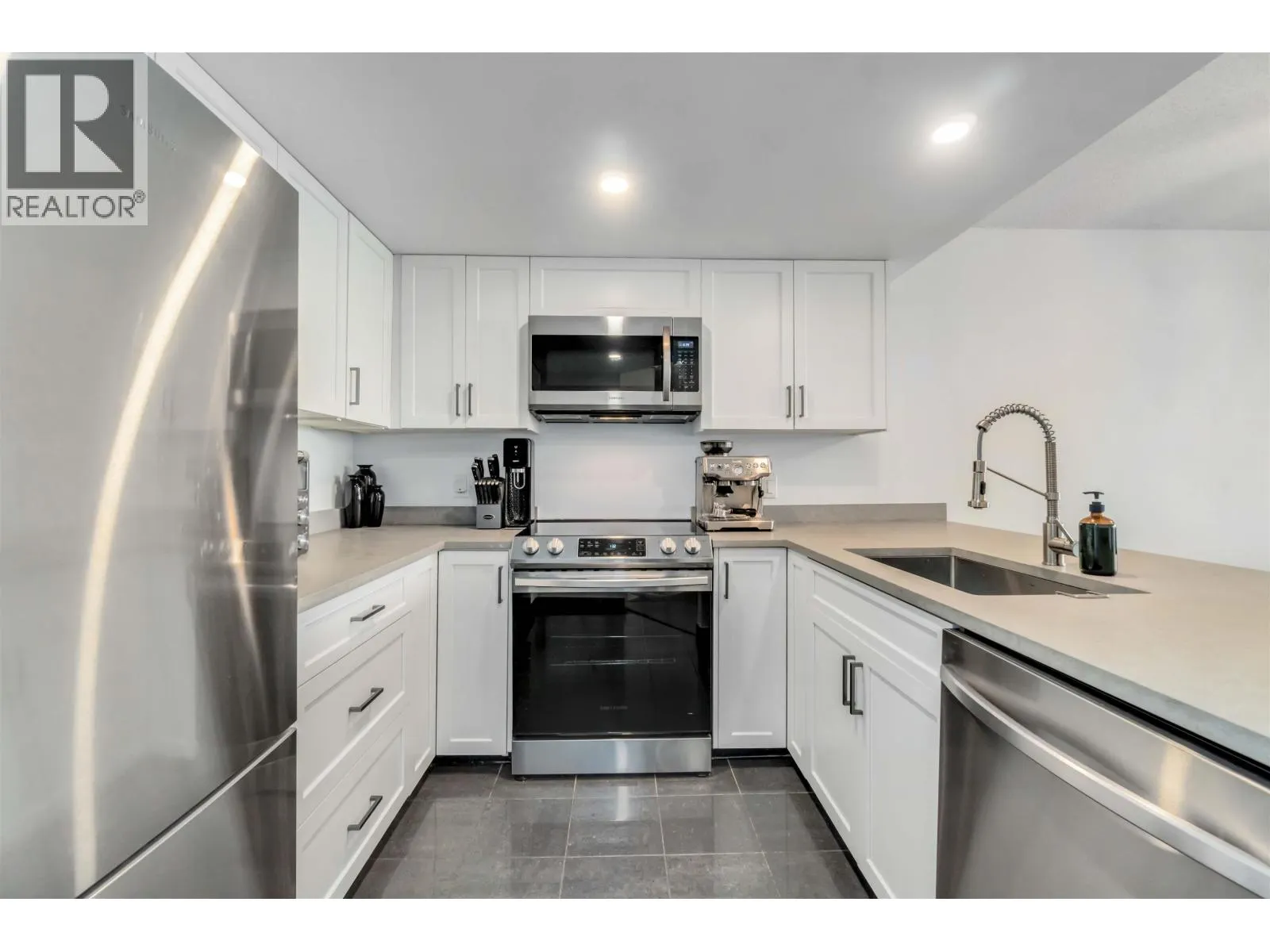 405 1045 QUAYSIDE DRIVE