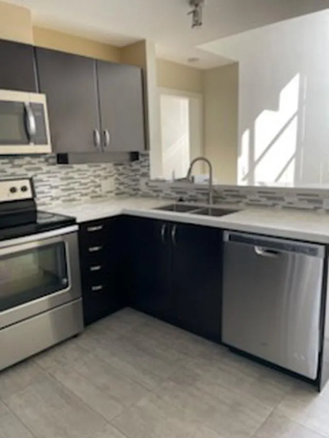427 10838 CITY PARKWAY