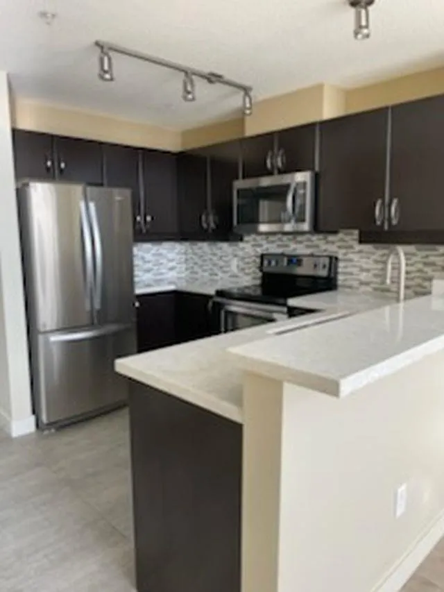 427 10838 CITY PARKWAY