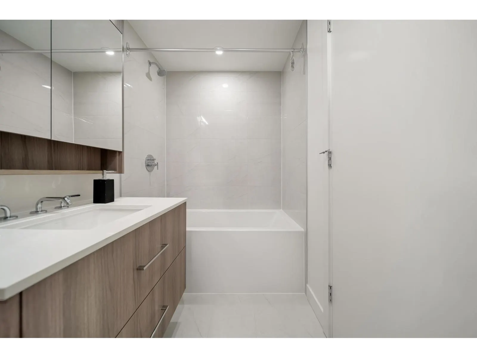 1808 9675 KING GEORGE BOULEVARD