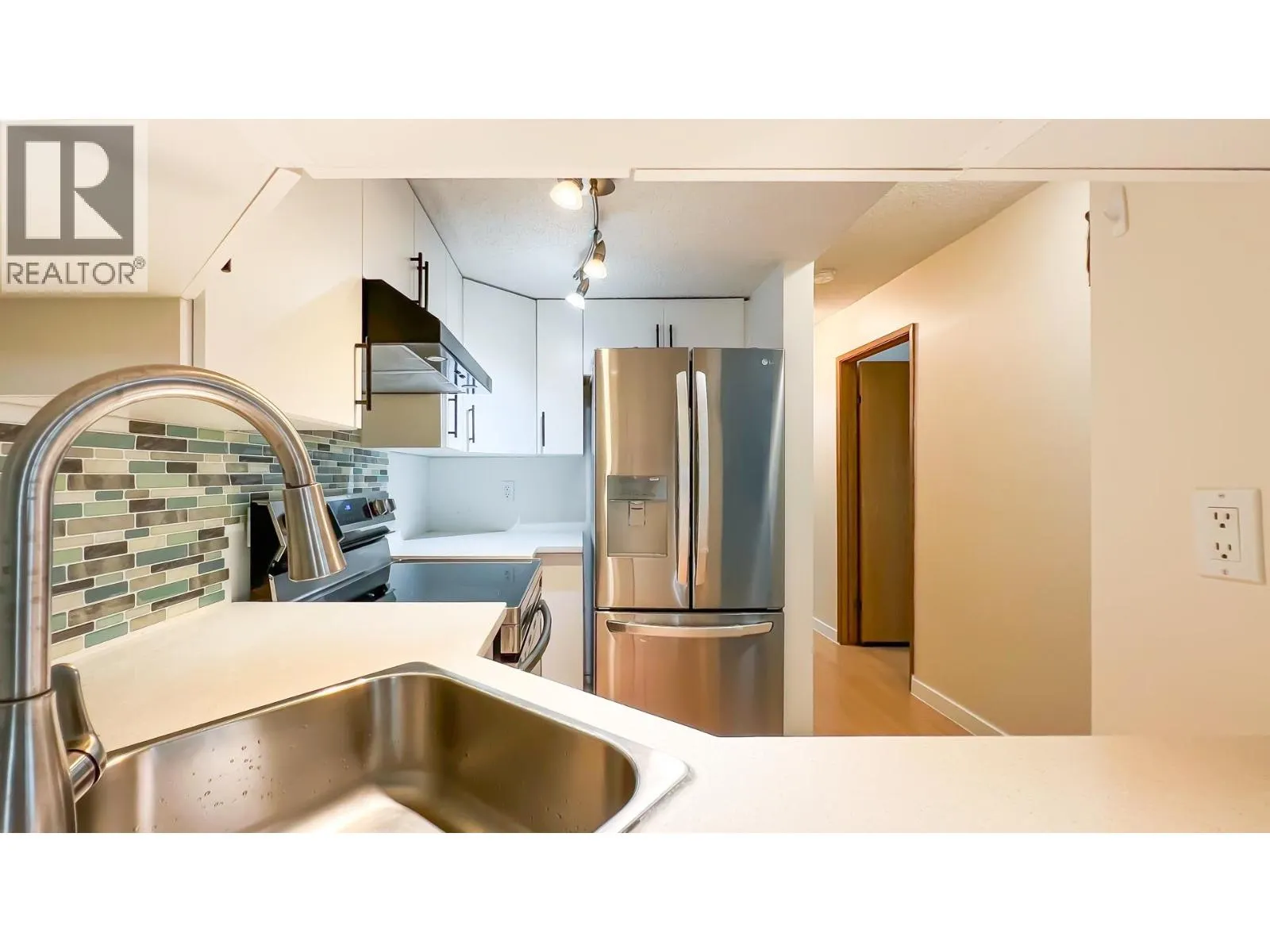 L2 1026 QUEENS AVENUE