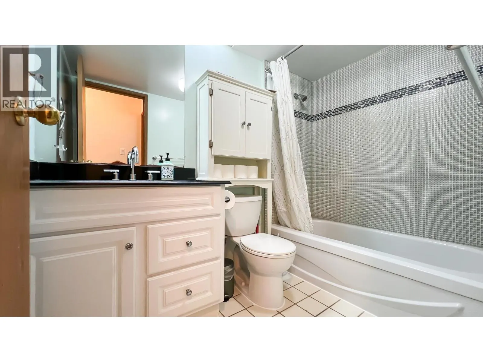 L2 1026 QUEENS AVENUE