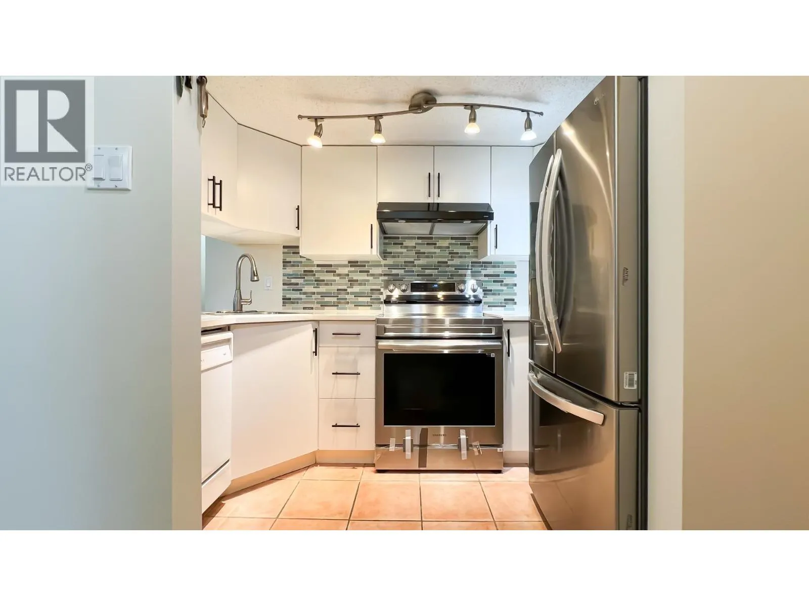 L2 1026 QUEENS AVENUE