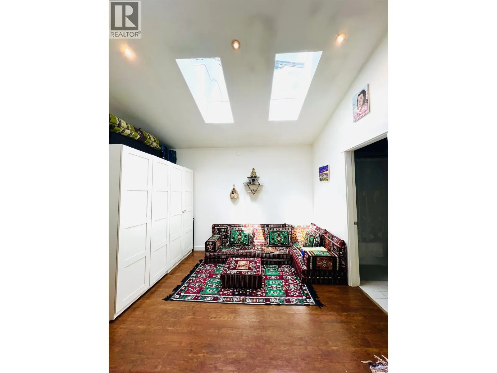 2 709 KEEFER STREET