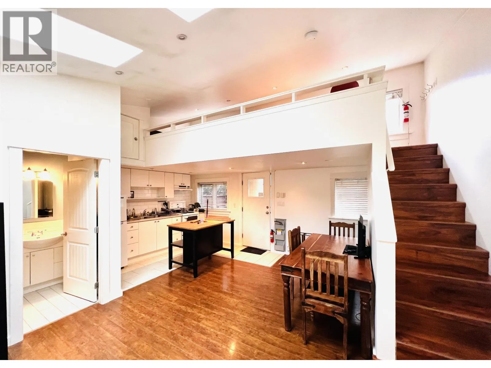 2 709 KEEFER STREET