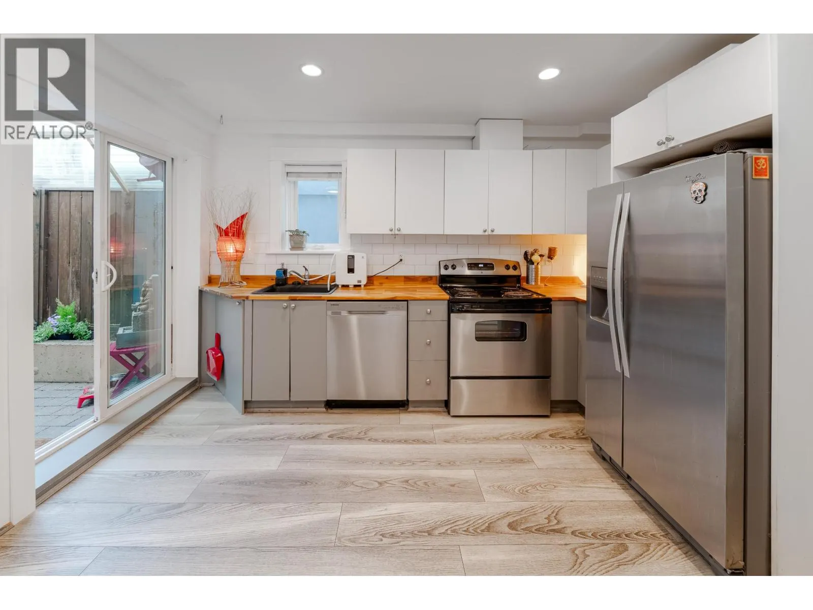 2 709 KEEFER STREET