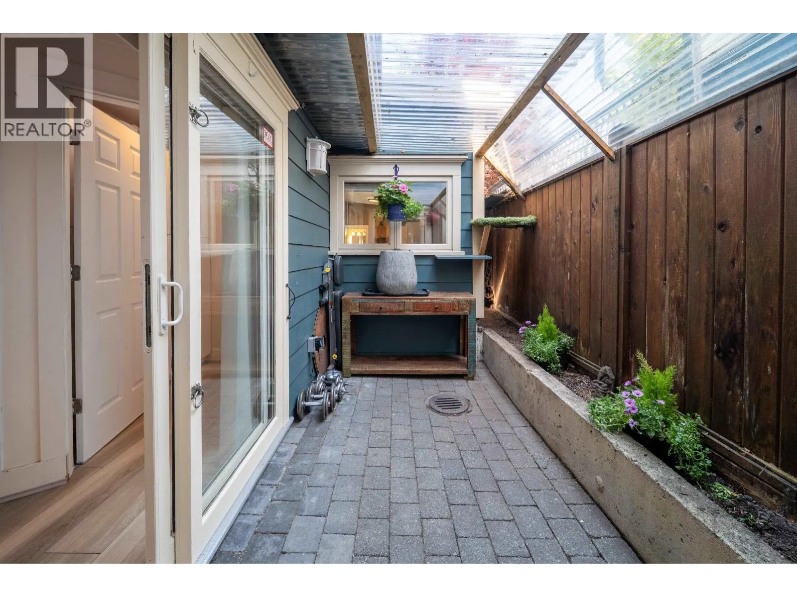 2 709 KEEFER STREET