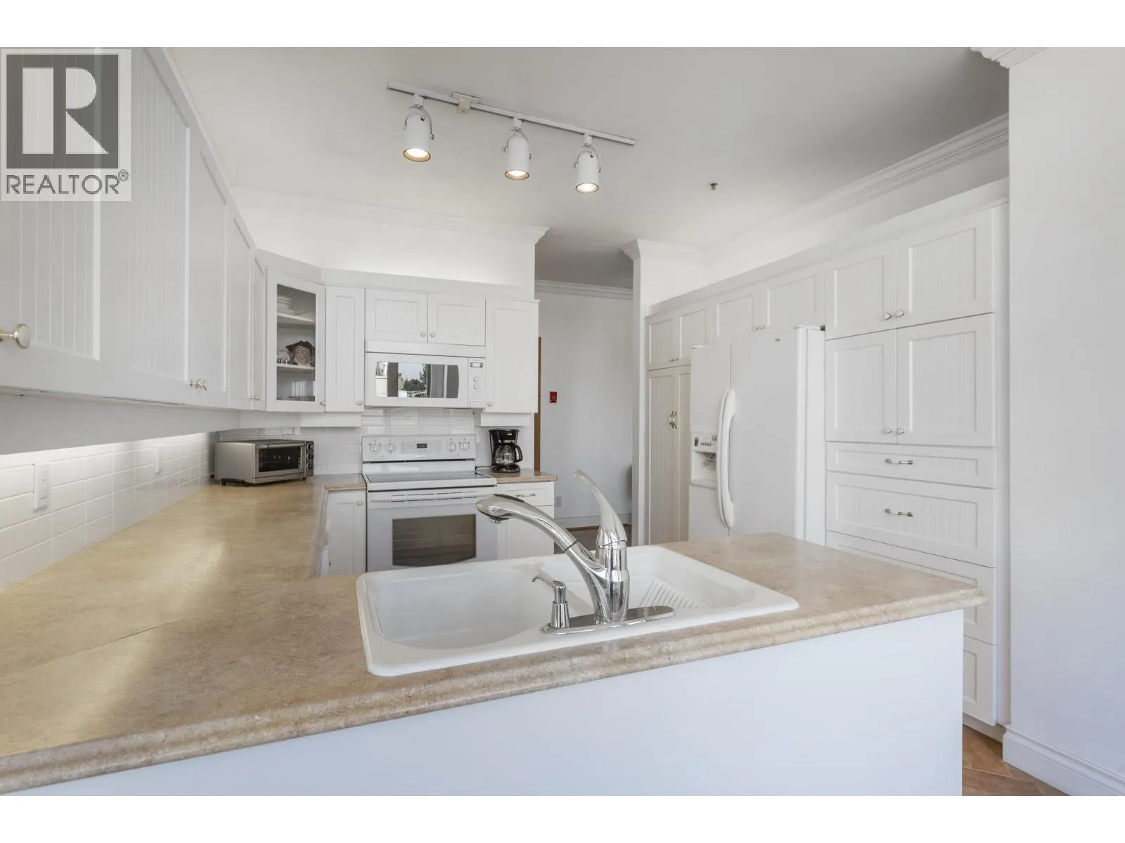 405 3777 W 8TH AVENUE