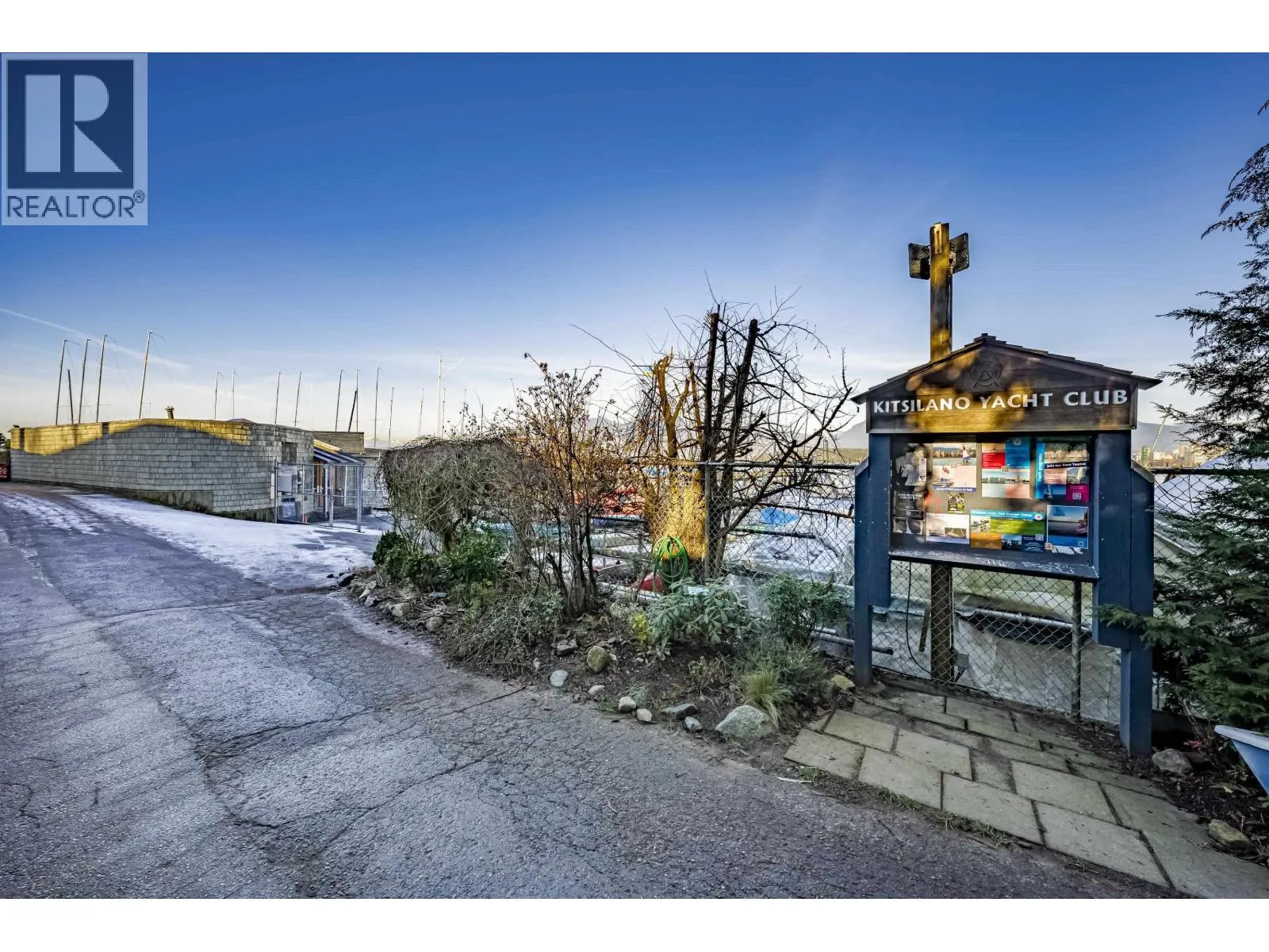 305 2430V POINT GREY ROAD