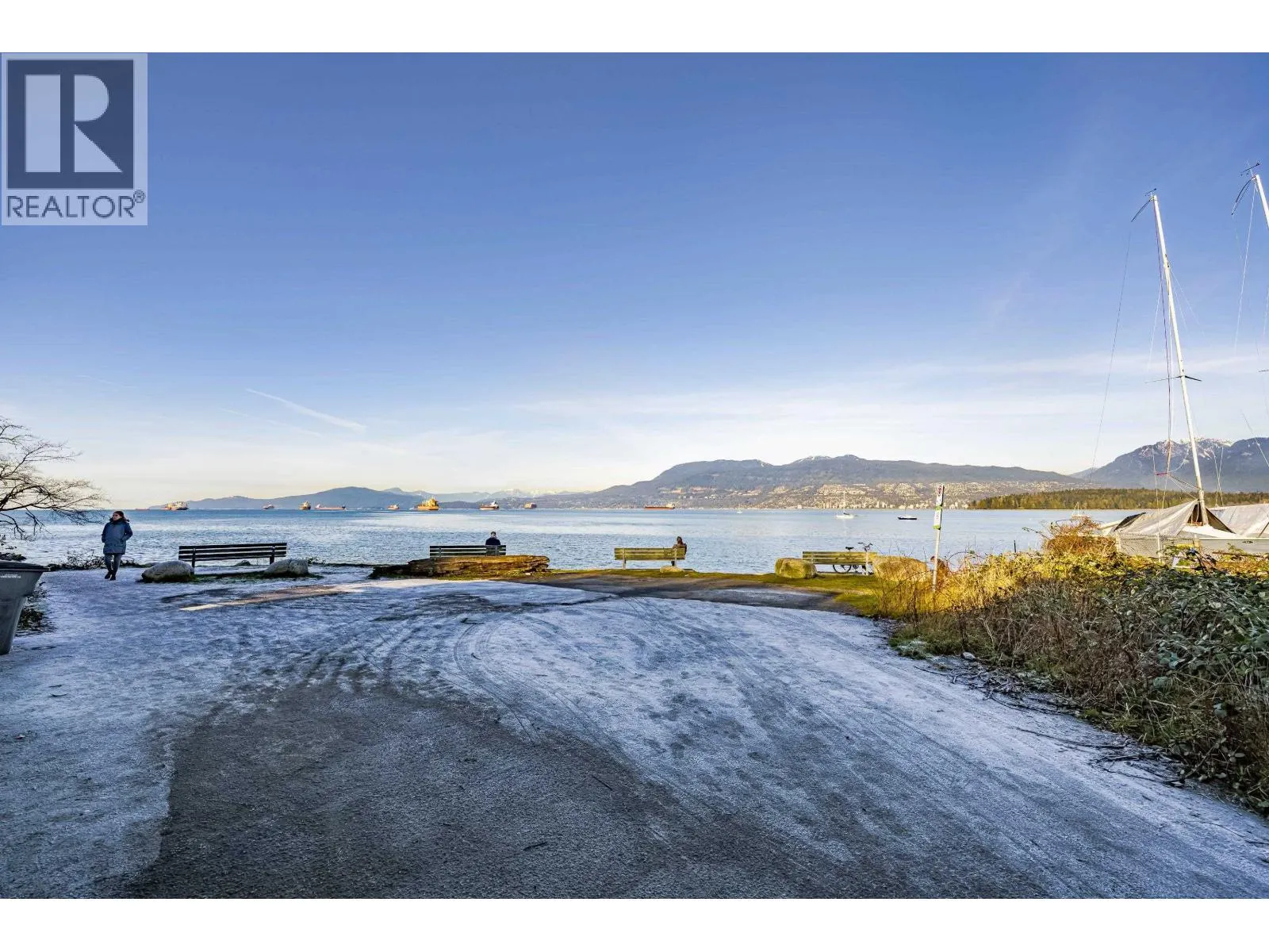 305 2430V POINT GREY ROAD