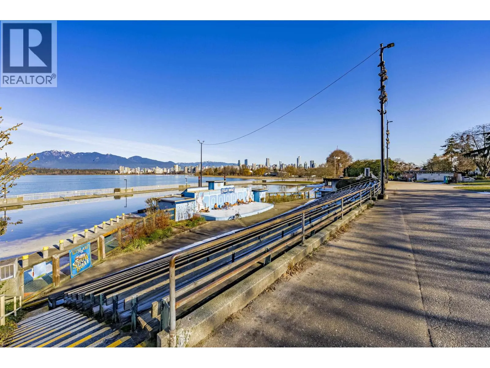 305 2430V POINT GREY ROAD