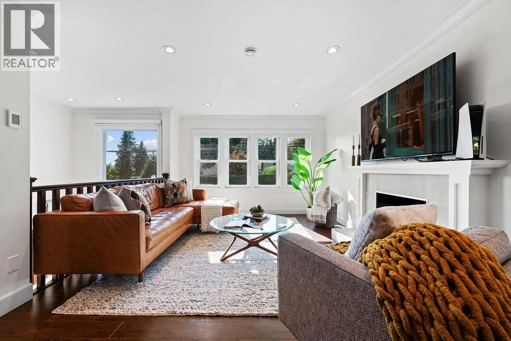 814 PLYMOUTH DRIVE