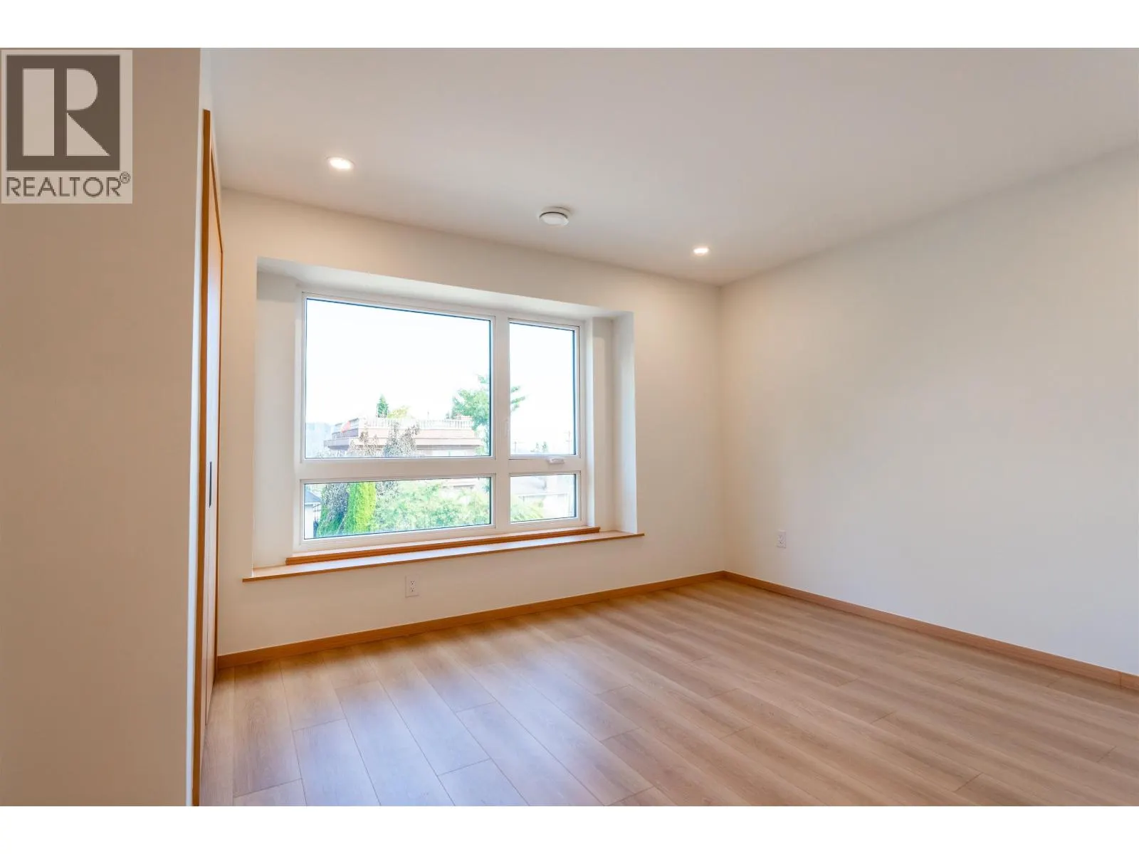 7 N HOWARD AVENUE