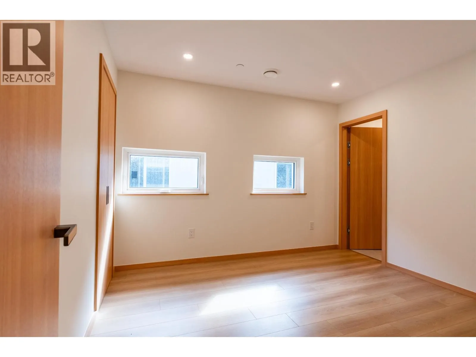 7 N HOWARD AVENUE