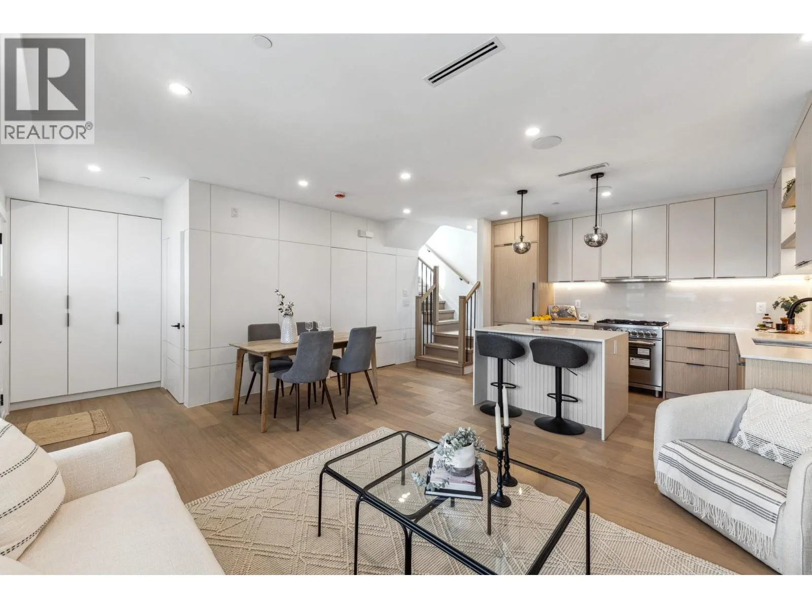 3381 VICTORIA DRIVE