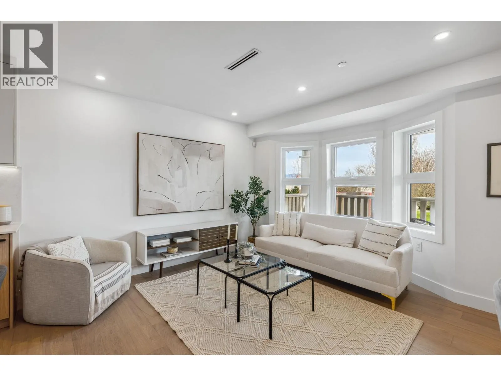 3381 VICTORIA DRIVE