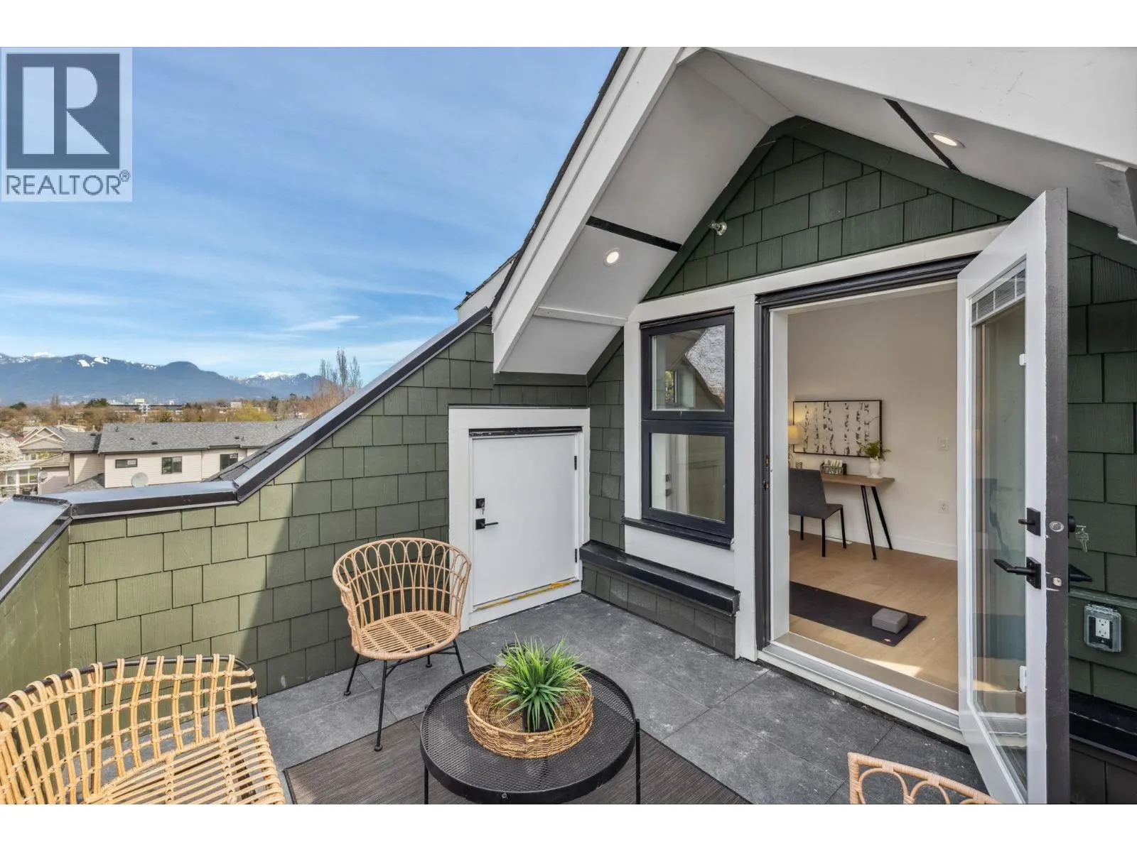 3381 VICTORIA DRIVE