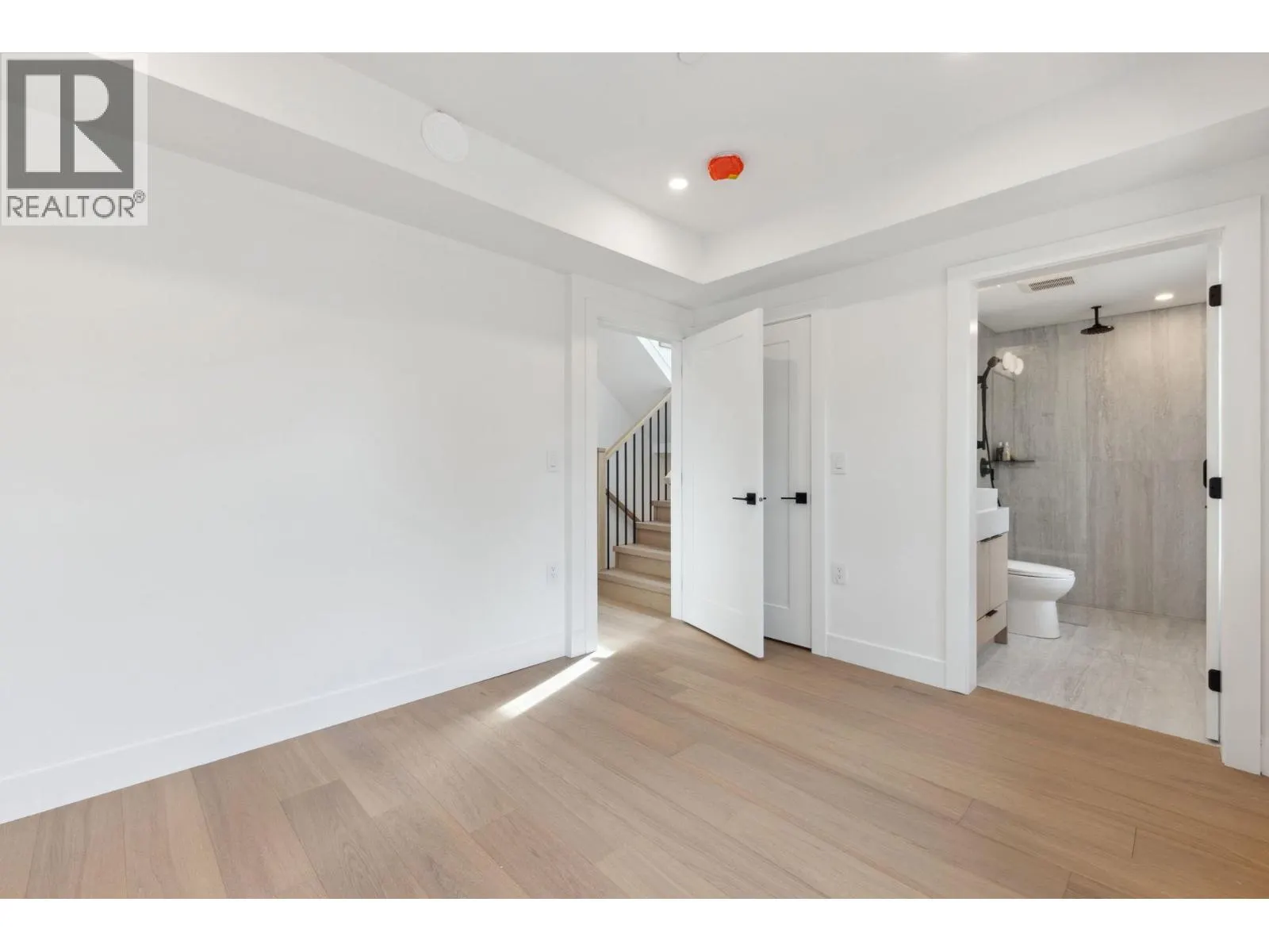 3383 VICTORIA DRIVE