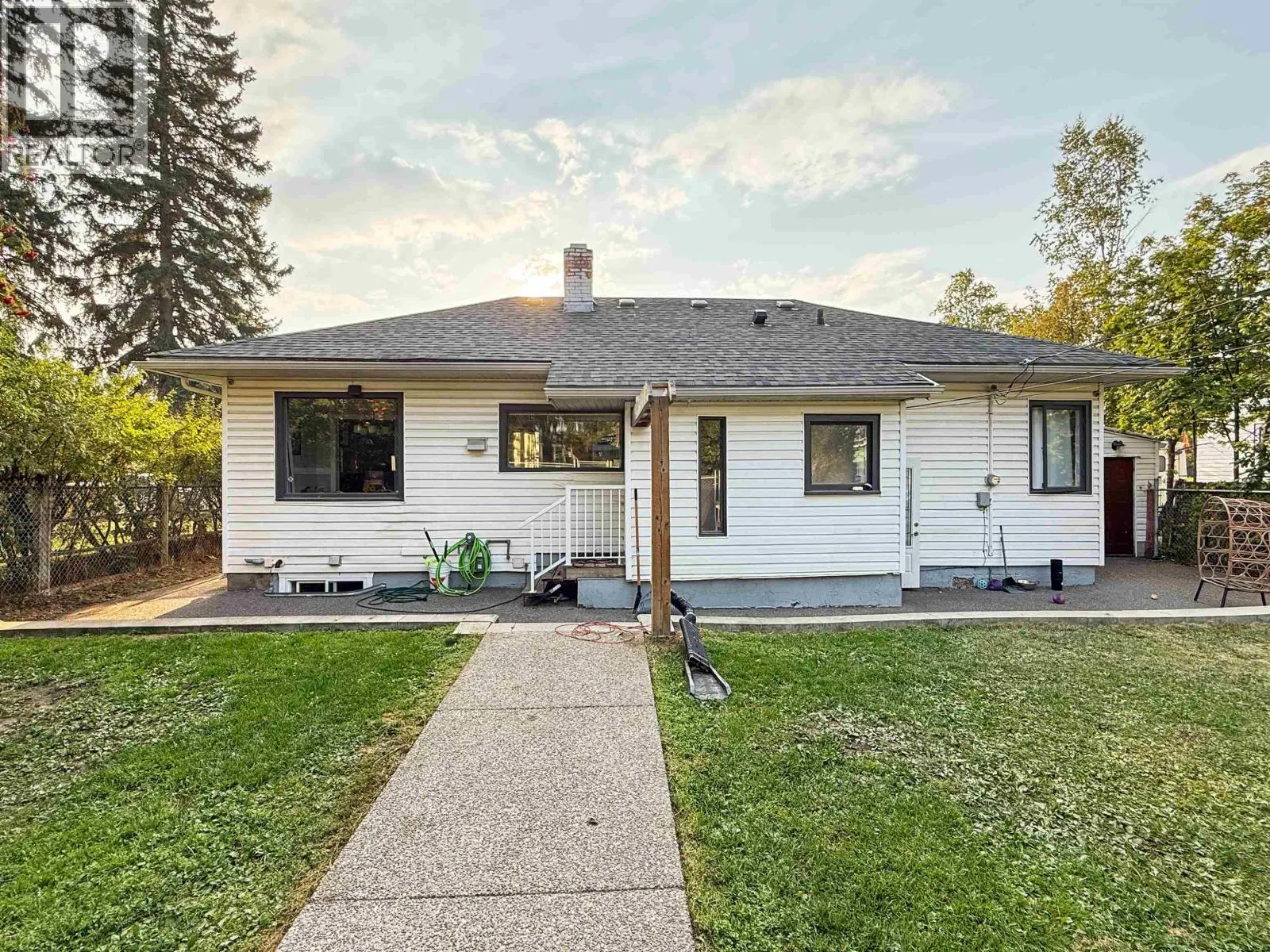 2365 LAURIER CRESCENT