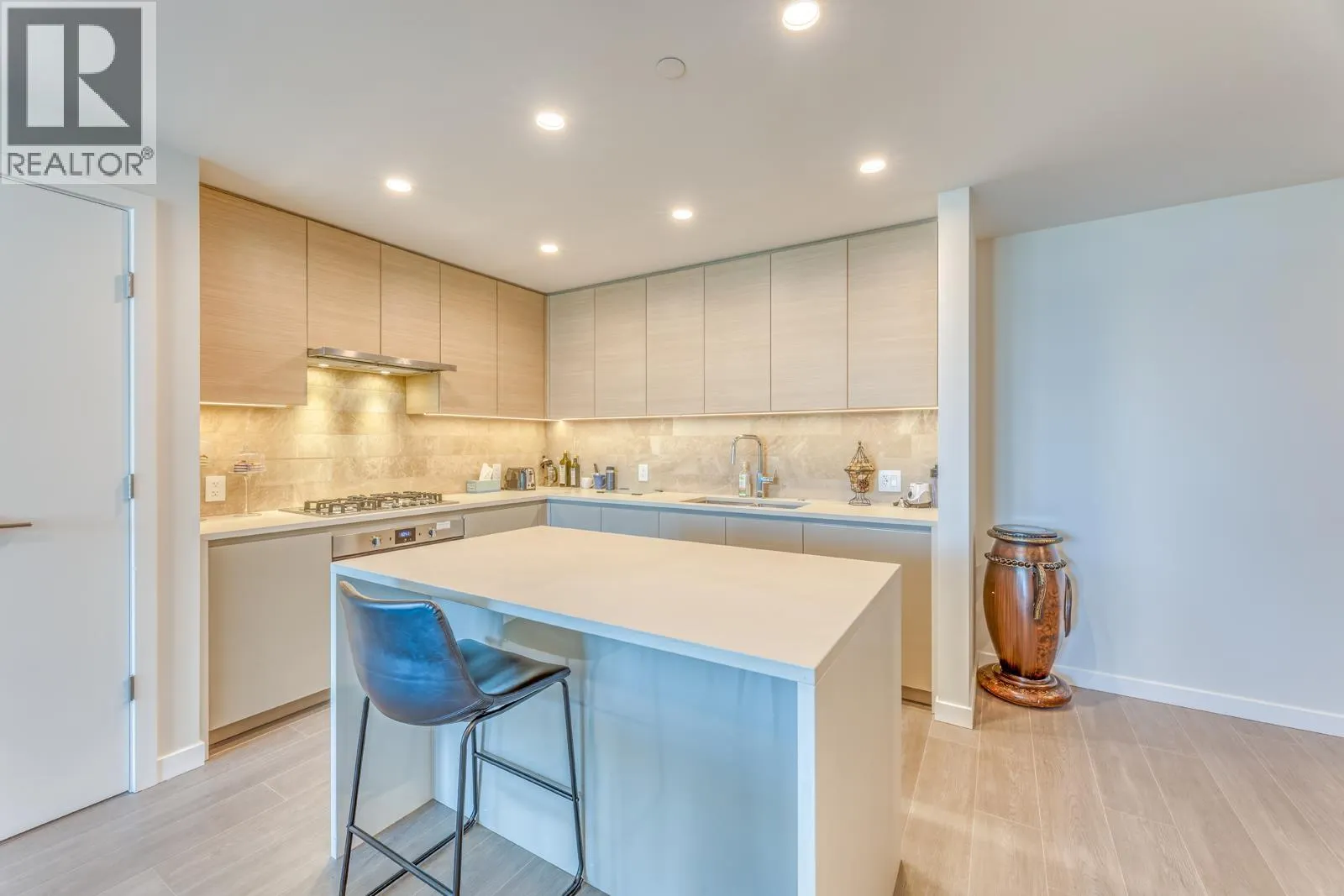 2806 4168 LOUGHEED HIGHWAY