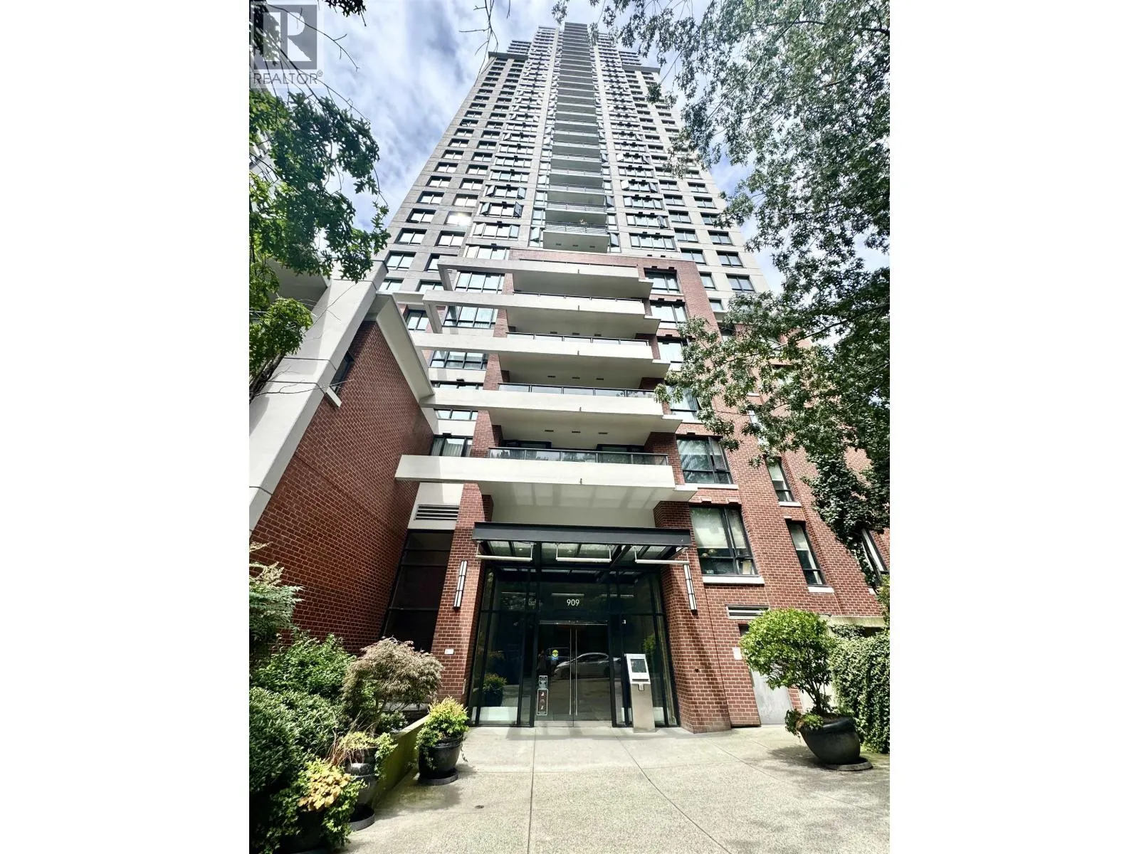 1404 909 MAINLAND STREET