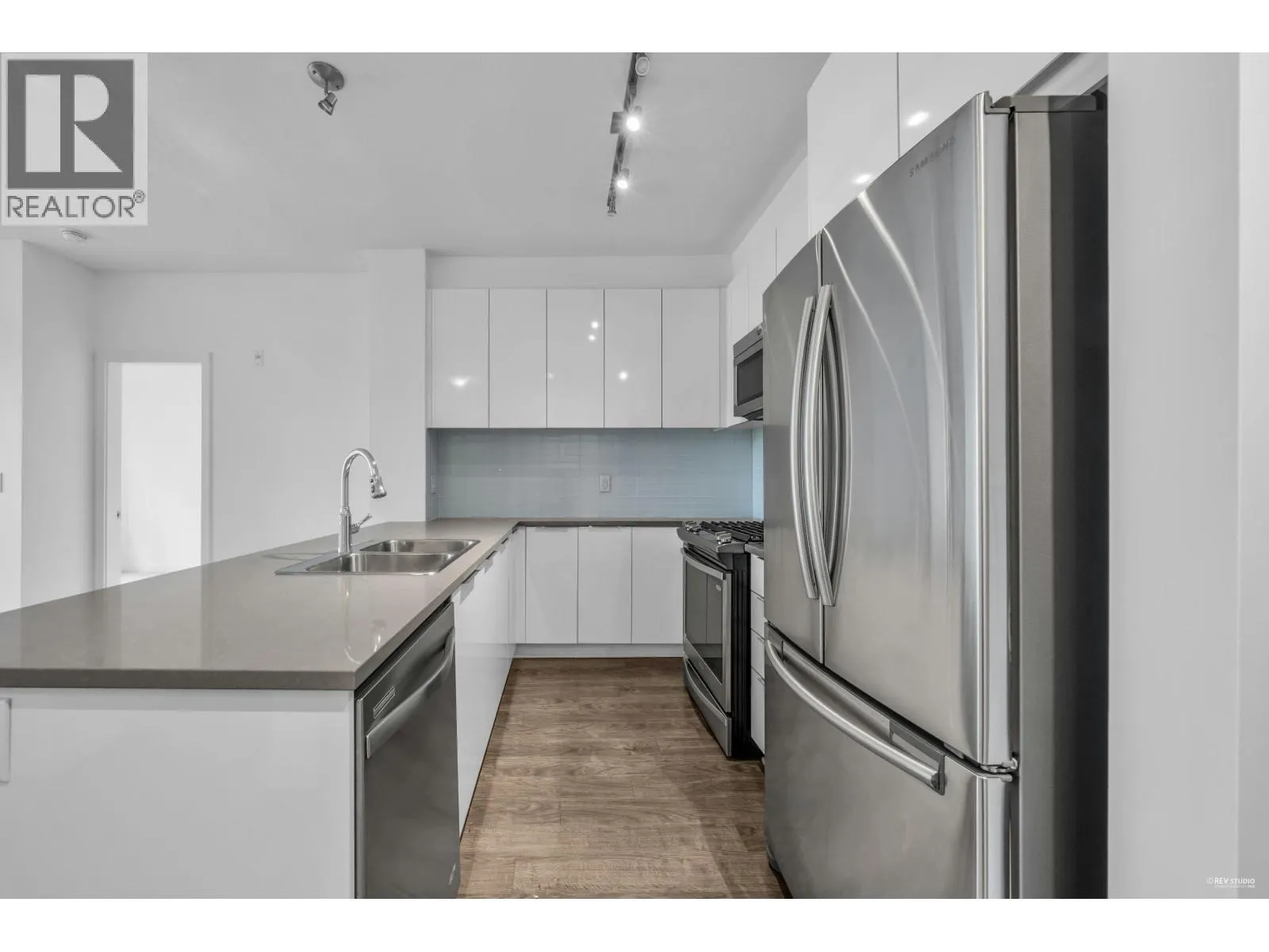 411 1152 WINDSOR MEWS