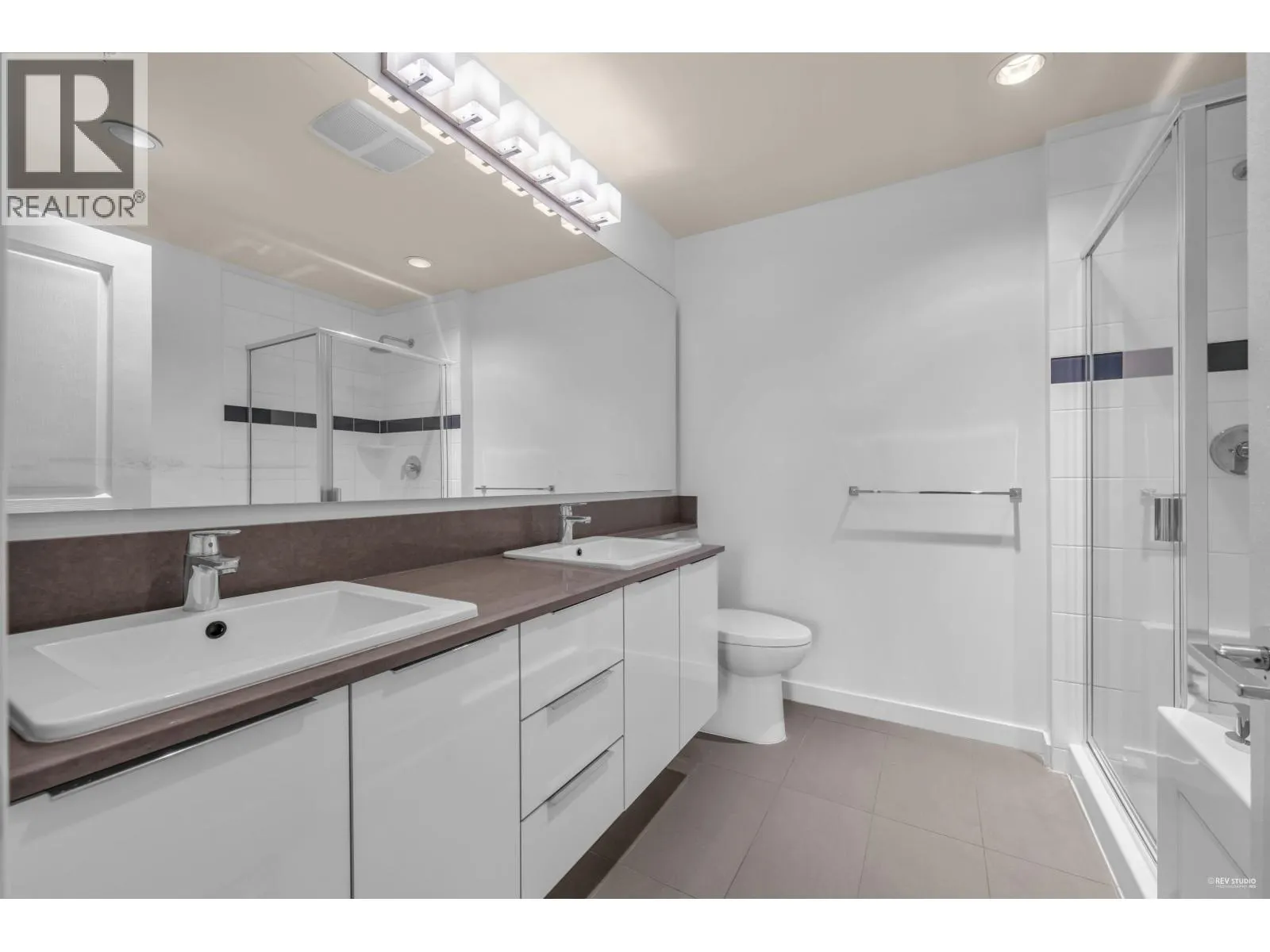 411 1152 WINDSOR MEWS