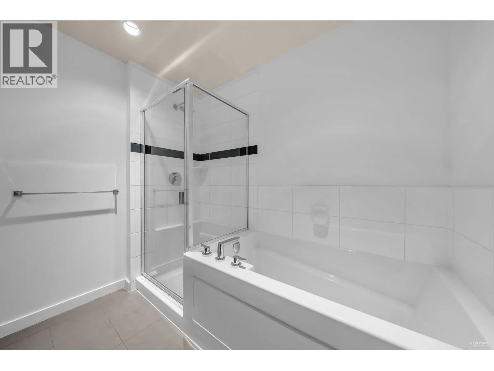 411 1152 WINDSOR MEWS