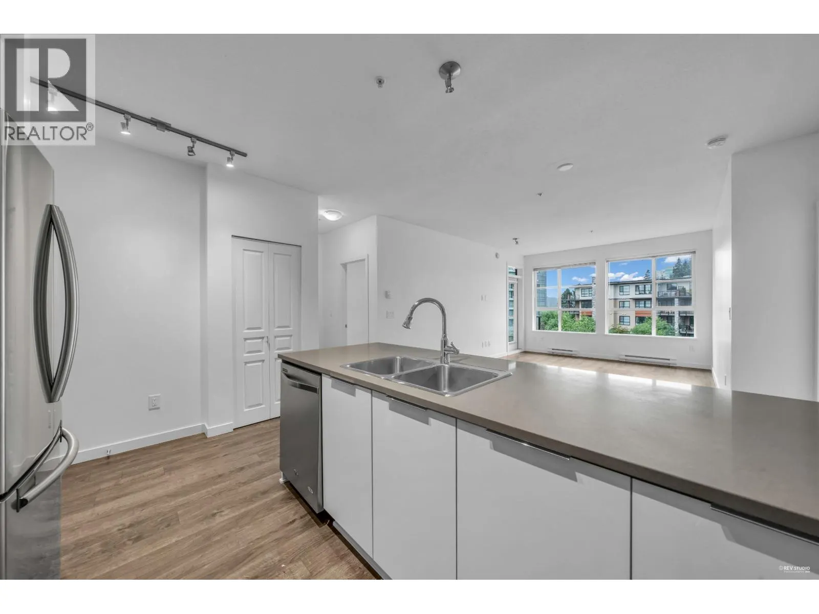 411 1152 WINDSOR MEWS