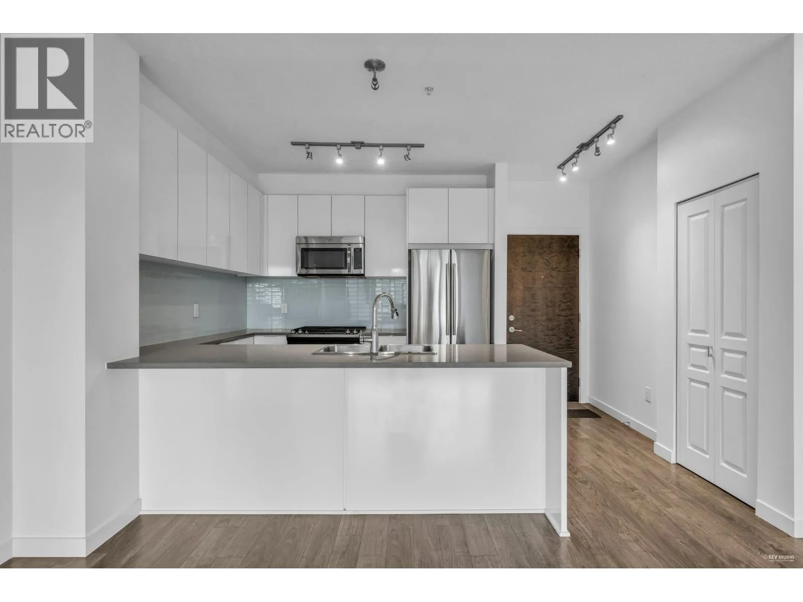 411 1152 WINDSOR MEWS