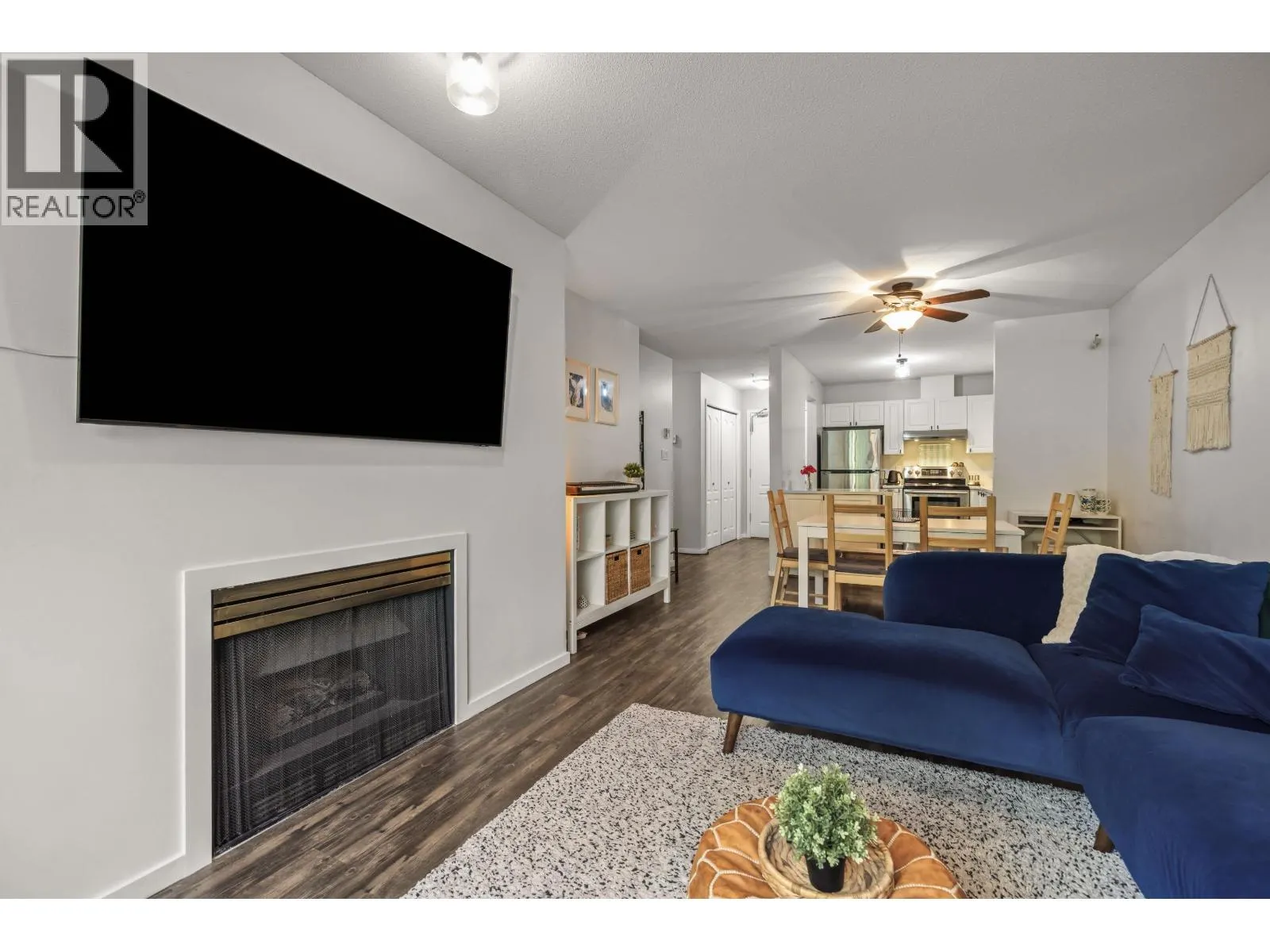 208 2551 PARKVIEW LANE
