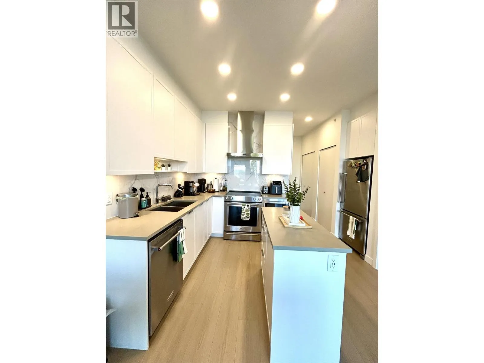 411 7799 17TH STREET