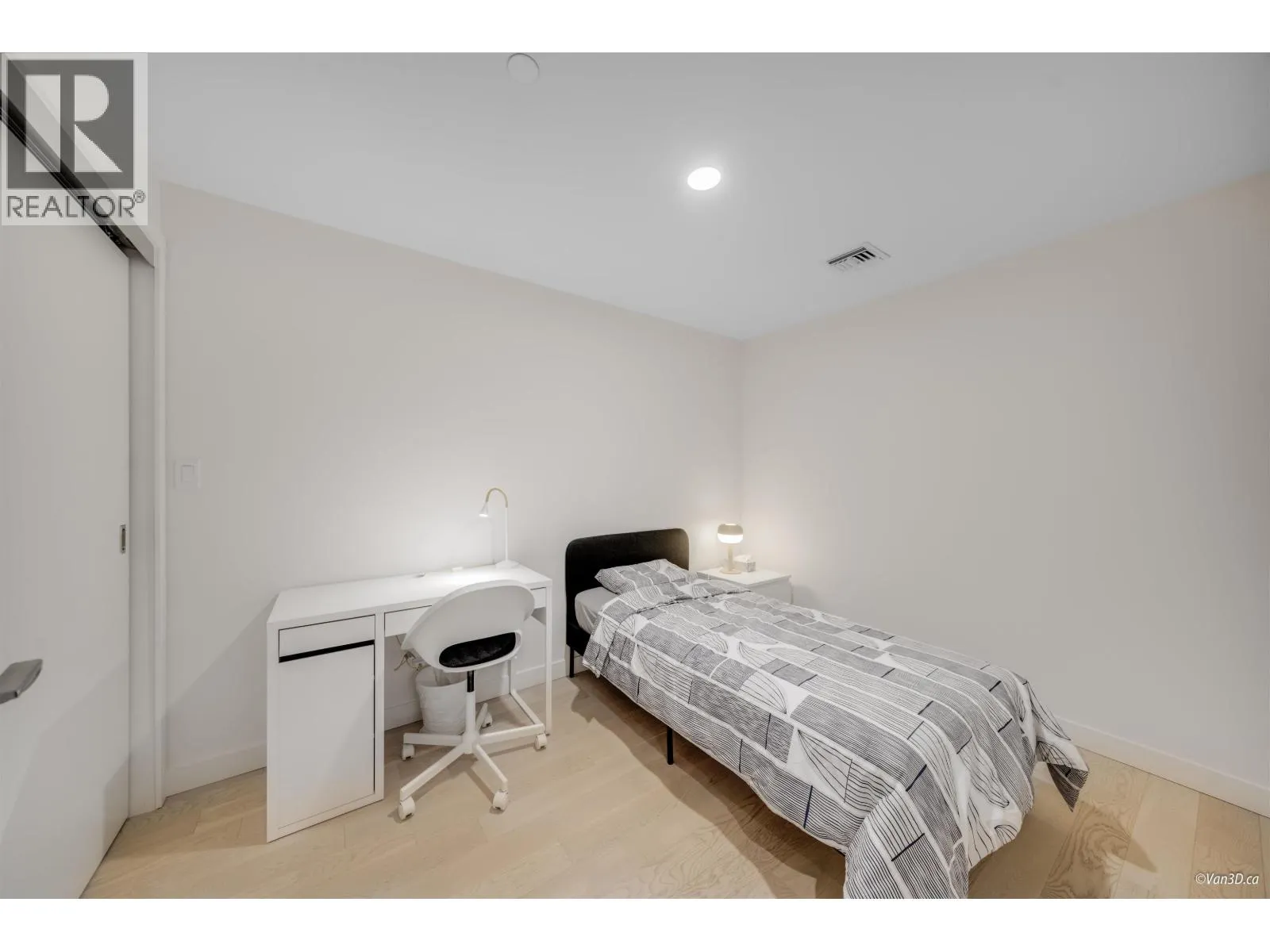913 6811 PEARSON WAY