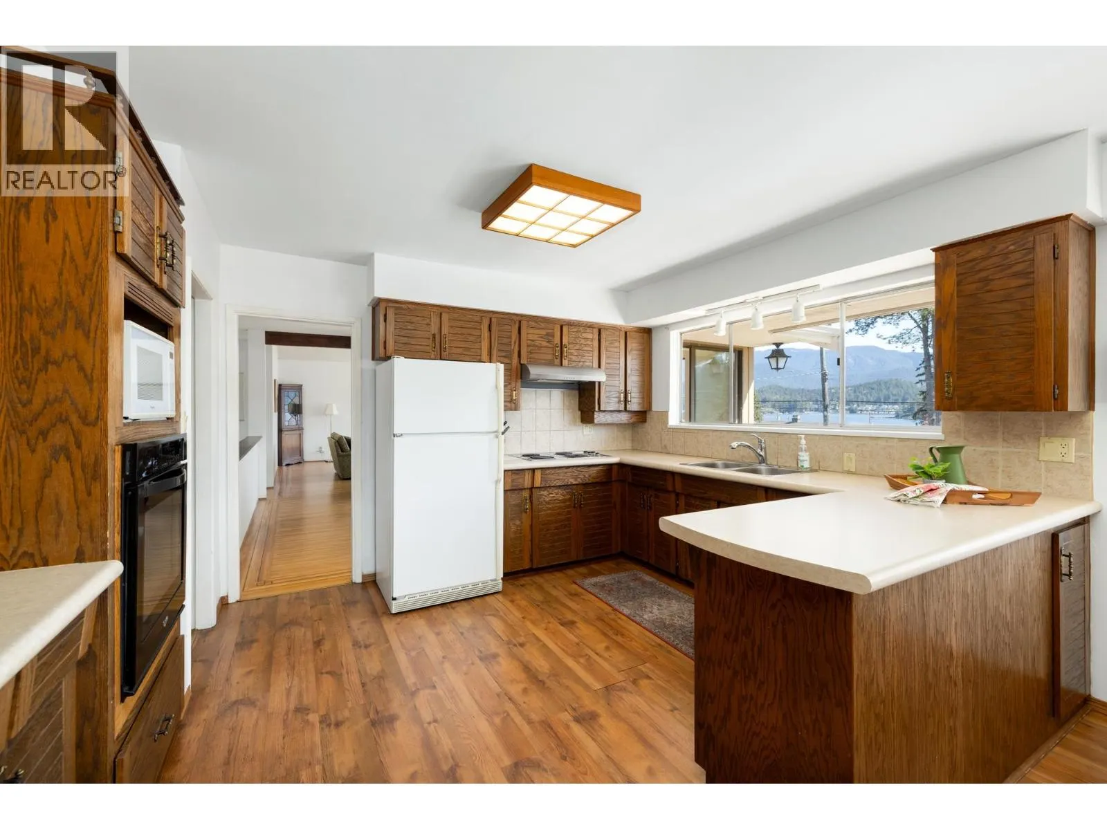 587 BEACHVIEW DRIVE