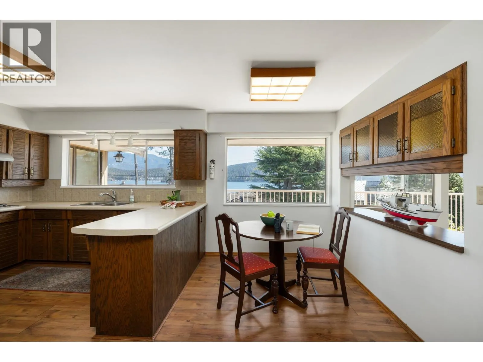 587 BEACHVIEW DRIVE