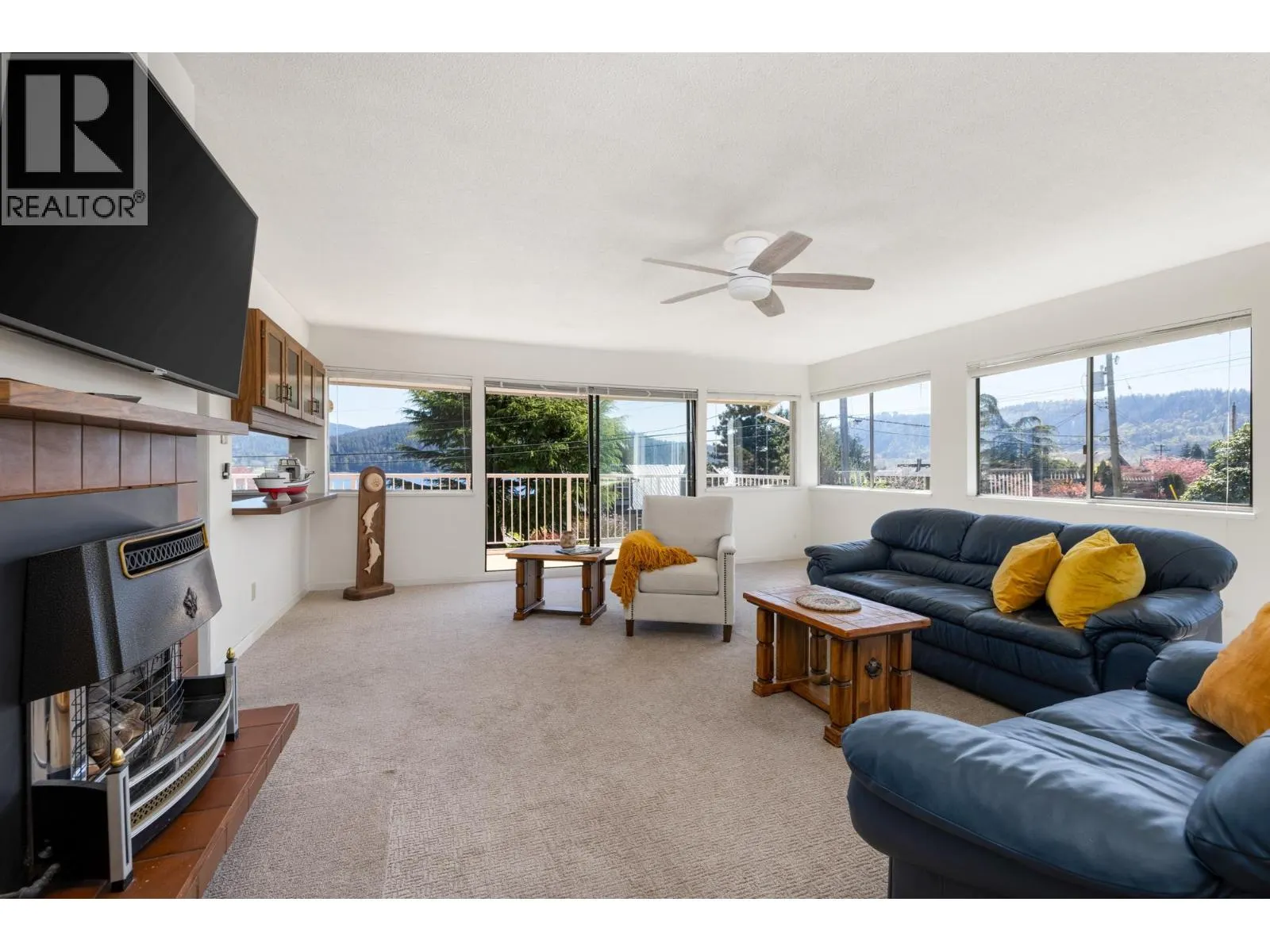 587 BEACHVIEW DRIVE