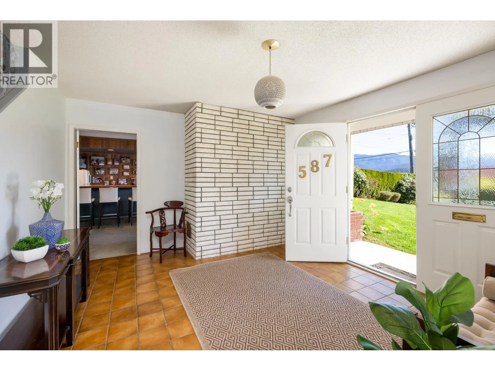 587 BEACHVIEW DRIVE