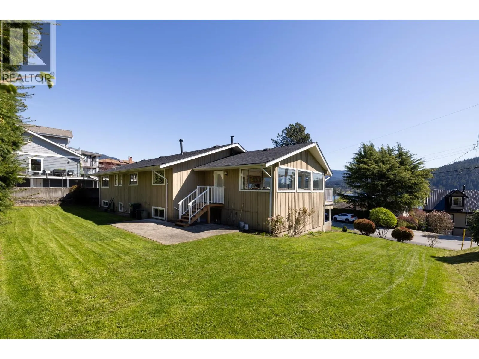 587 BEACHVIEW DRIVE