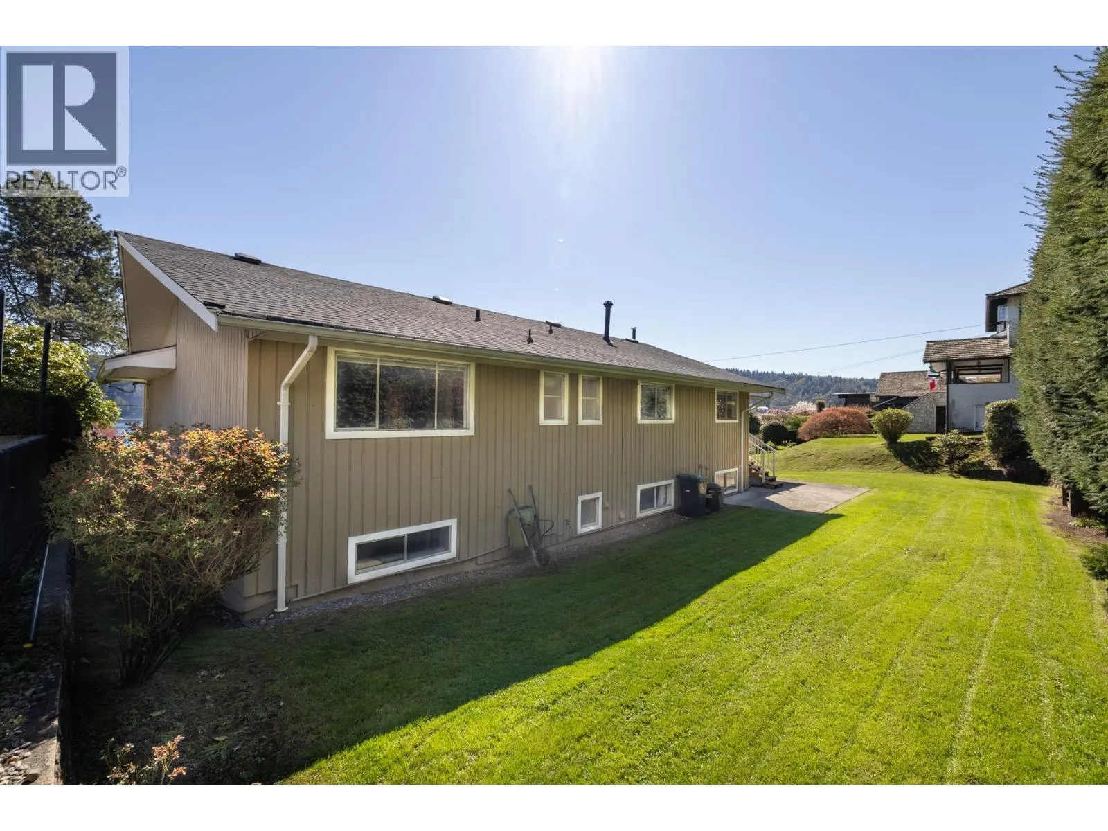 587 BEACHVIEW DRIVE