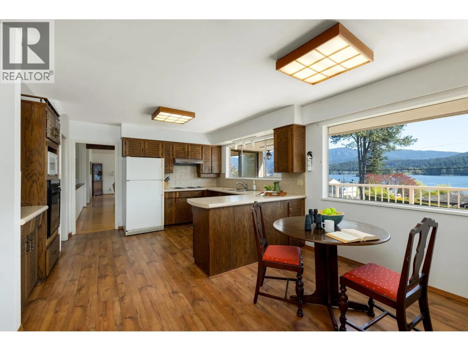 587 BEACHVIEW DRIVE