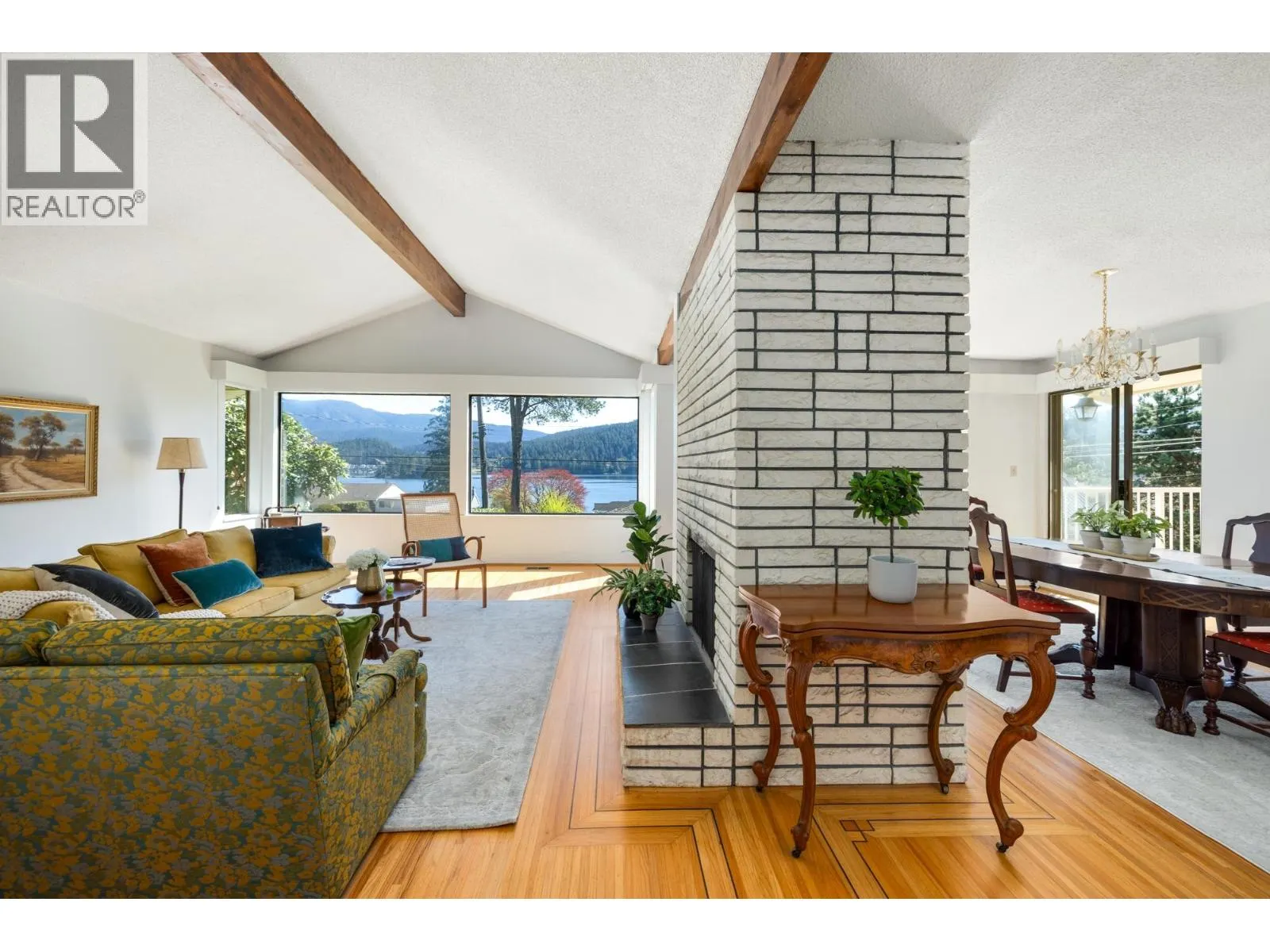 587 BEACHVIEW DRIVE