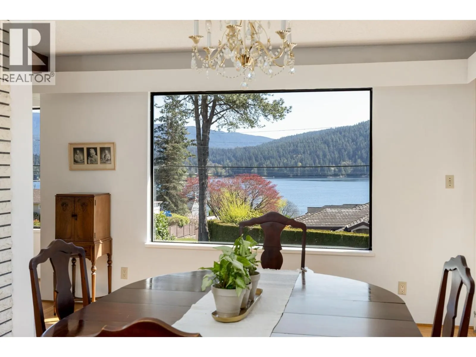 587 BEACHVIEW DRIVE