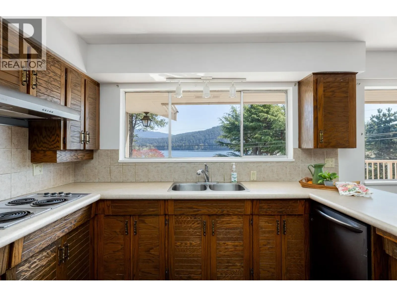587 BEACHVIEW DRIVE