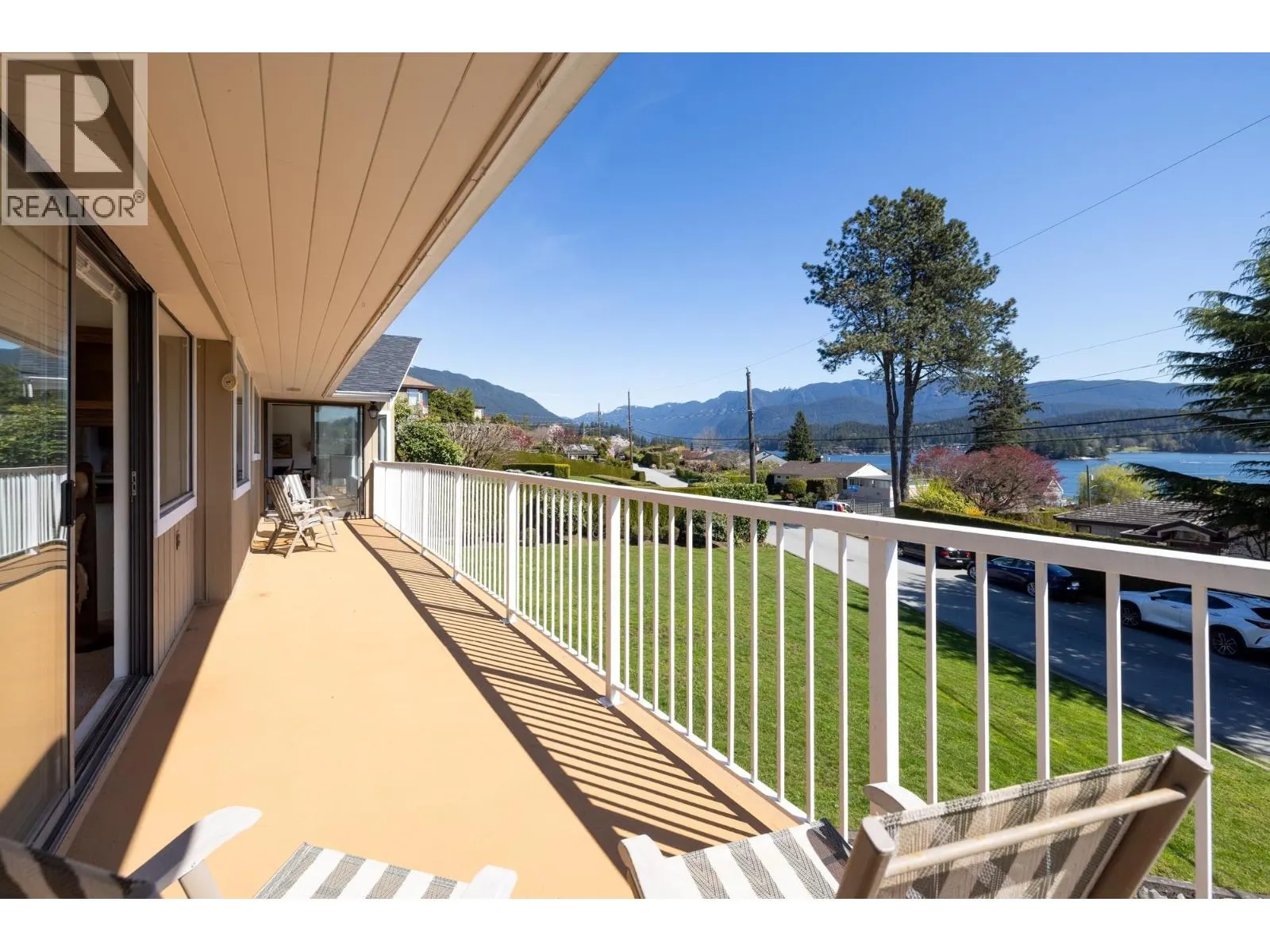 587 BEACHVIEW DRIVE