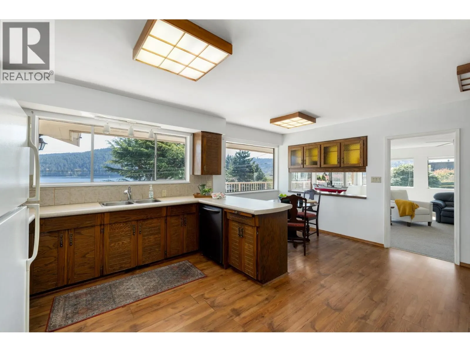 587 BEACHVIEW DRIVE