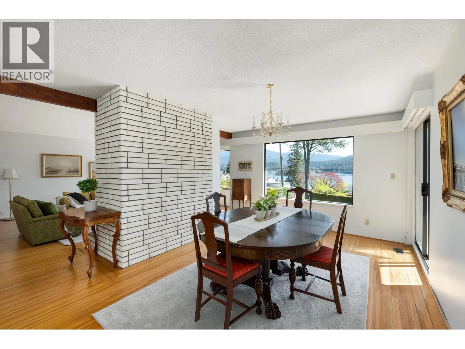 587 BEACHVIEW DRIVE